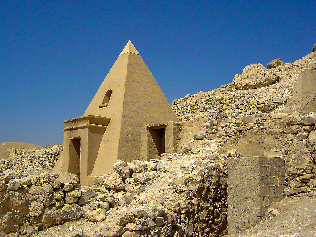 Pyramida El Medina Luxor Egypt