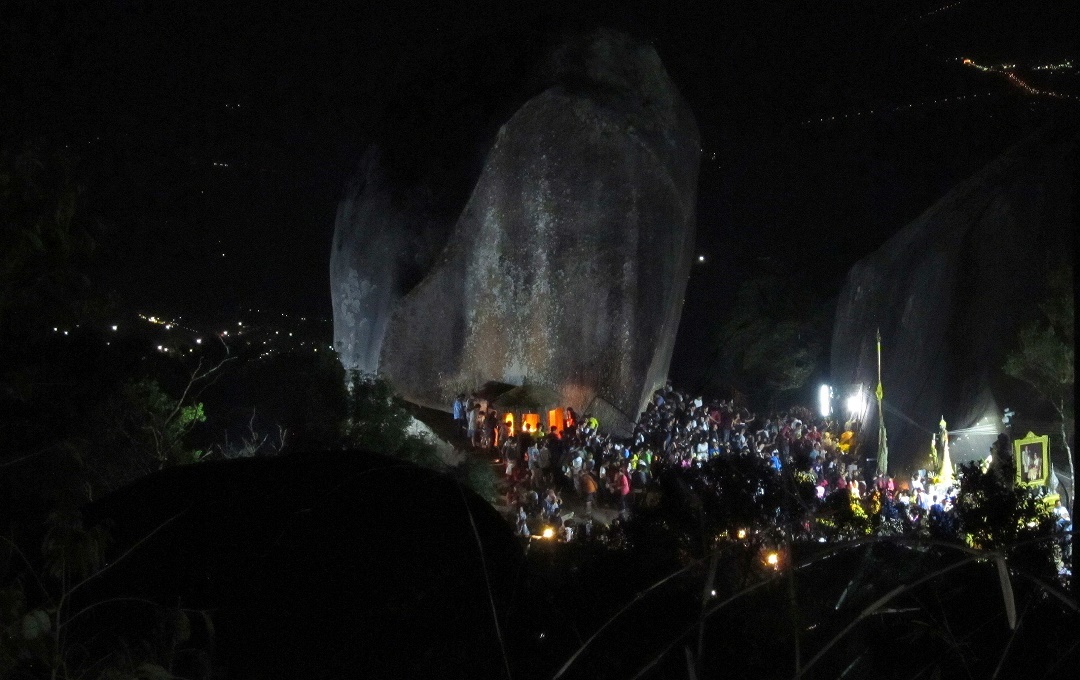 Khao Kitchakut - posvátný kámen Khao Phrabat v noci