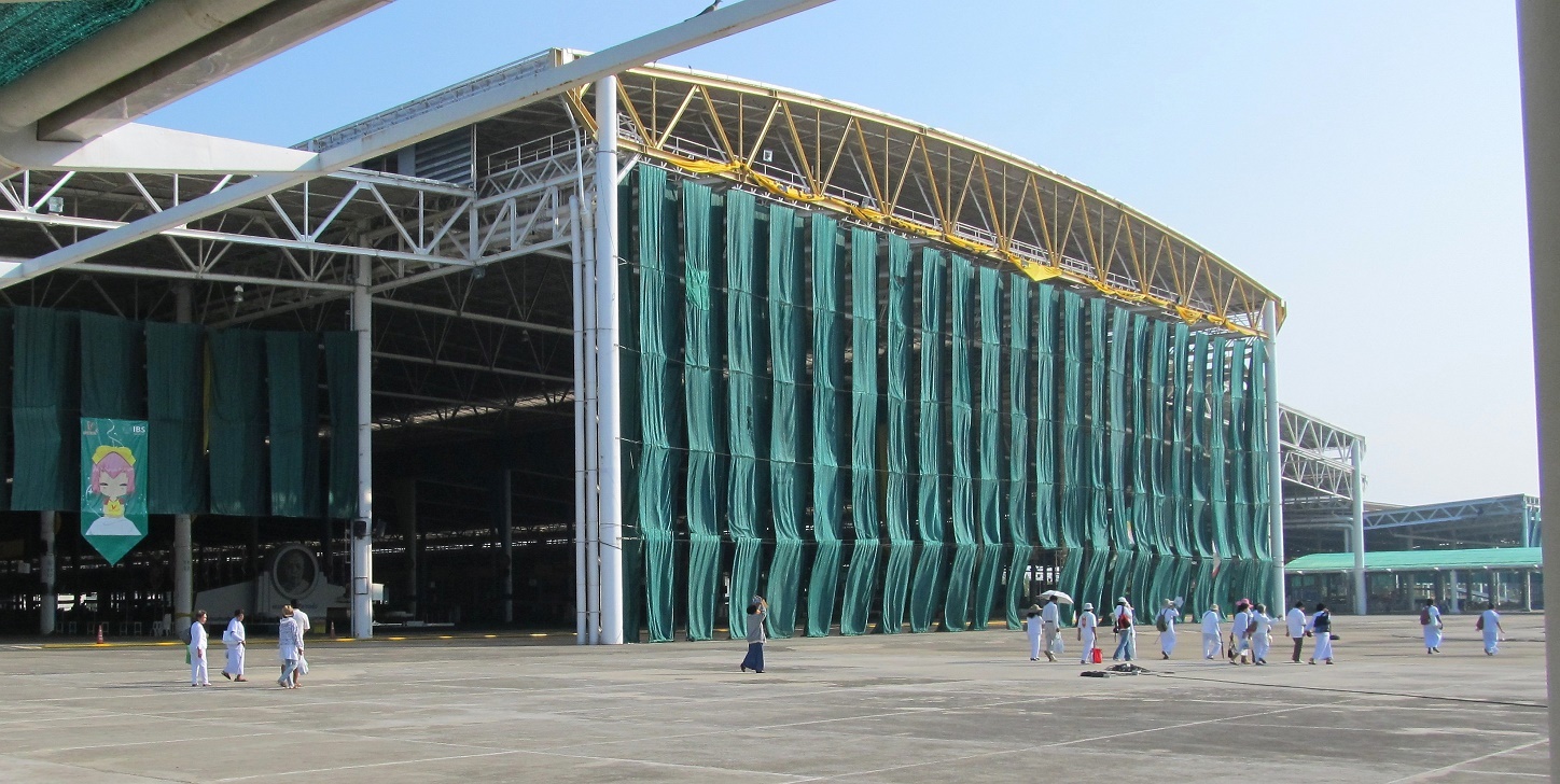 Meditační hala velikostí připomíná letecký hangár - Wat Phra Dhammakaya - Thajsko