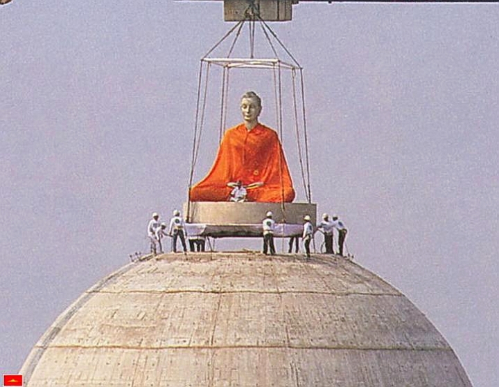 Dhammakaya Cetiya - Wat Phra Dhammakaya - Stříbrný Buddha