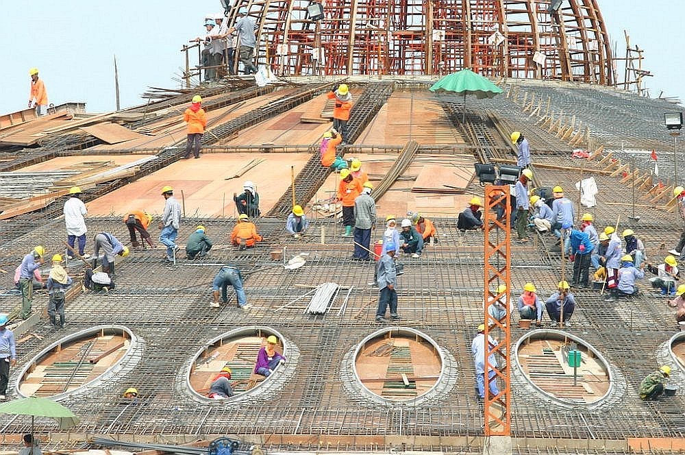 Dělníci na stavbě Memorial Hall of Phramongkolthepmuni - Wat Phra Dhammakaya