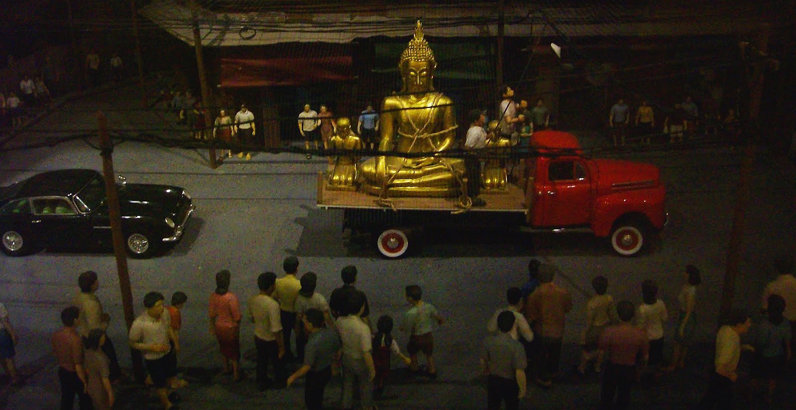 Přeprava Zlatého Buddhy do Wat Traimit