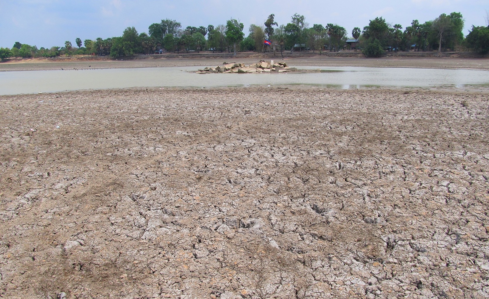 Duben 2016 Skoro vyschlá vodní nádrž Srah Srang - Angkor - Kambodža