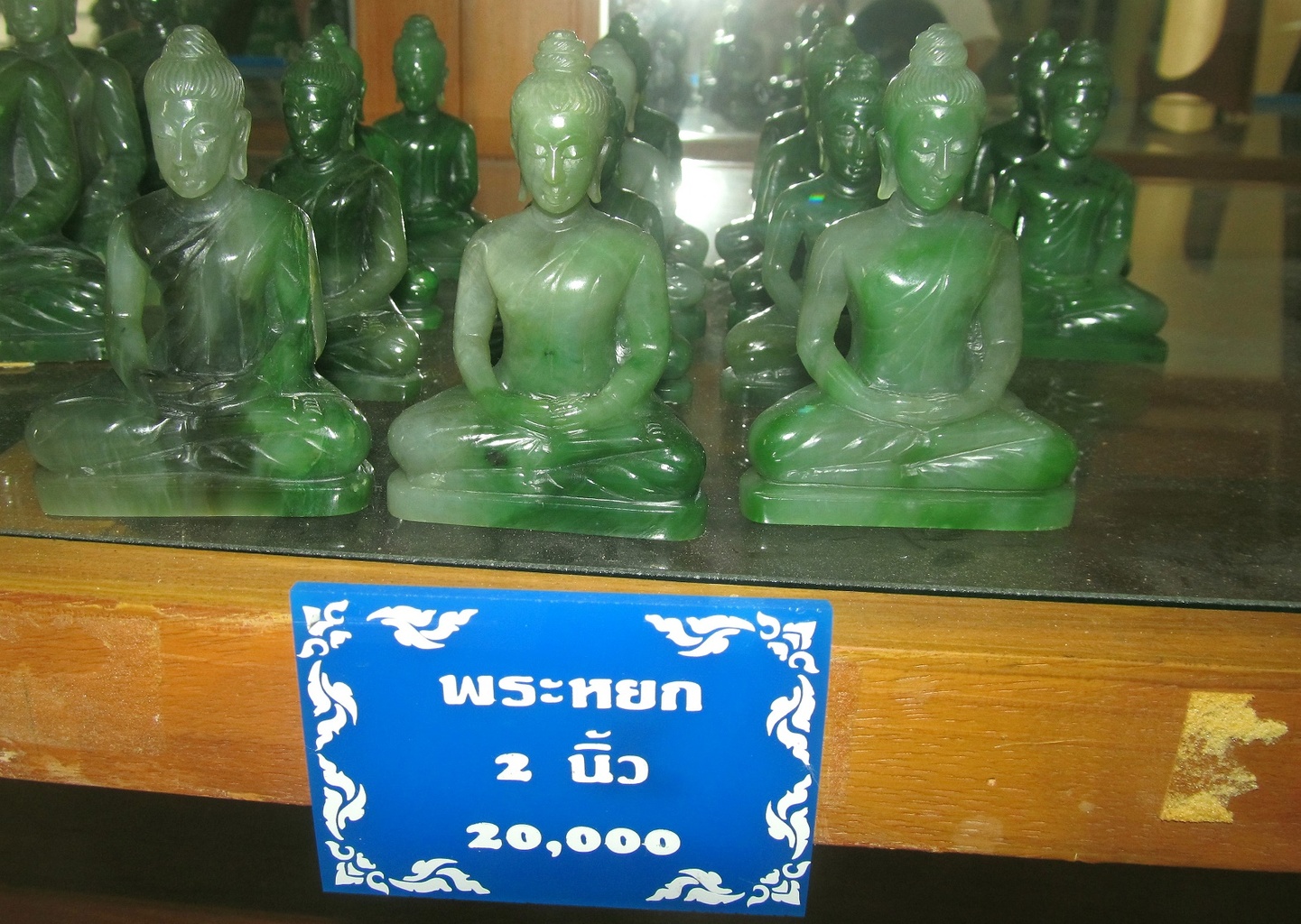 Buddhové vyrobení z odřezků nefritu, velikost č.2 cena 20.000 THB
