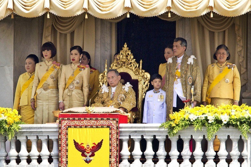 Thajský Král Ráma IX. s rodinou 2012